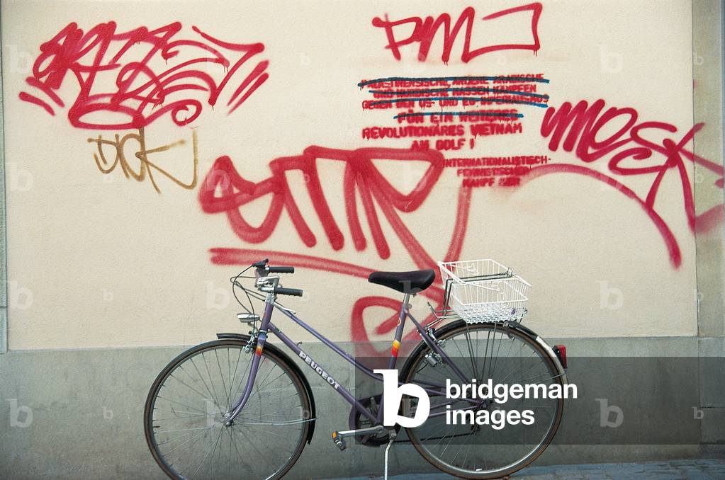 Bicycle at graffiti on wall , Amsterdam , Netherlands (photo)