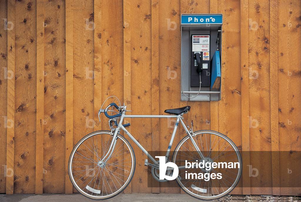Bicycle at telephone booth , Utah, U.S.A. United States of America (photo)