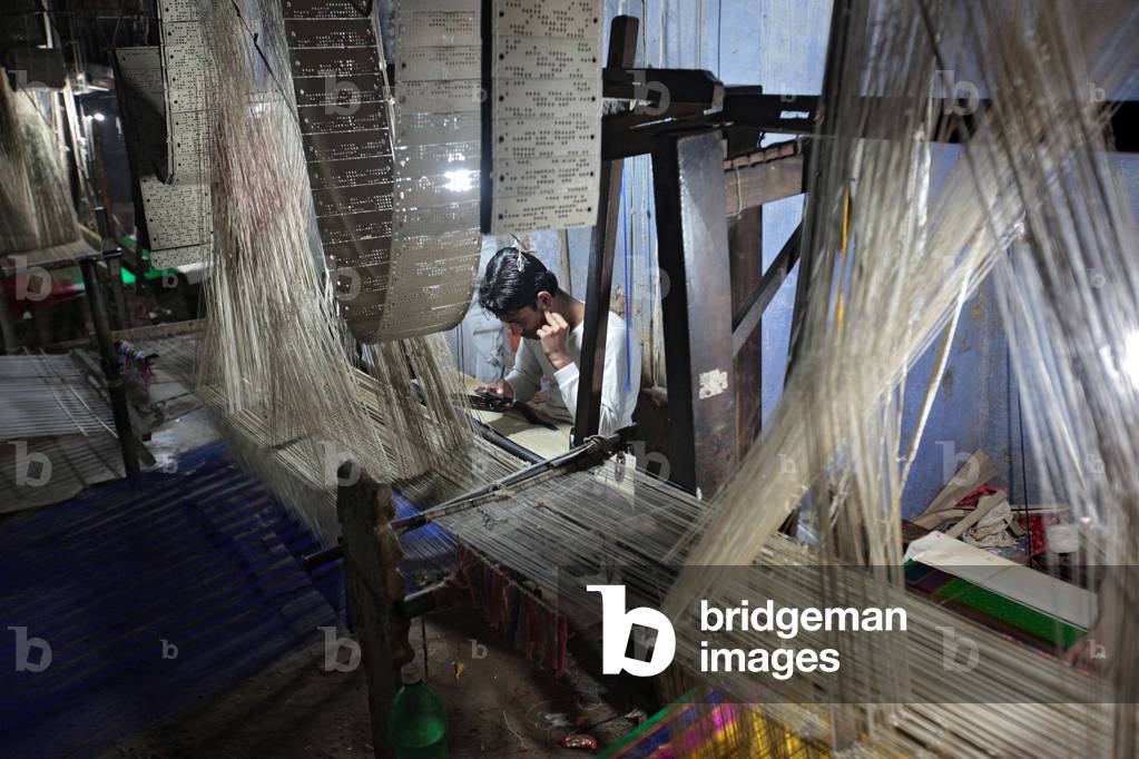 Weaving a Banarasi Sari, Varanasi, Uttar Pradesh, India (photo)