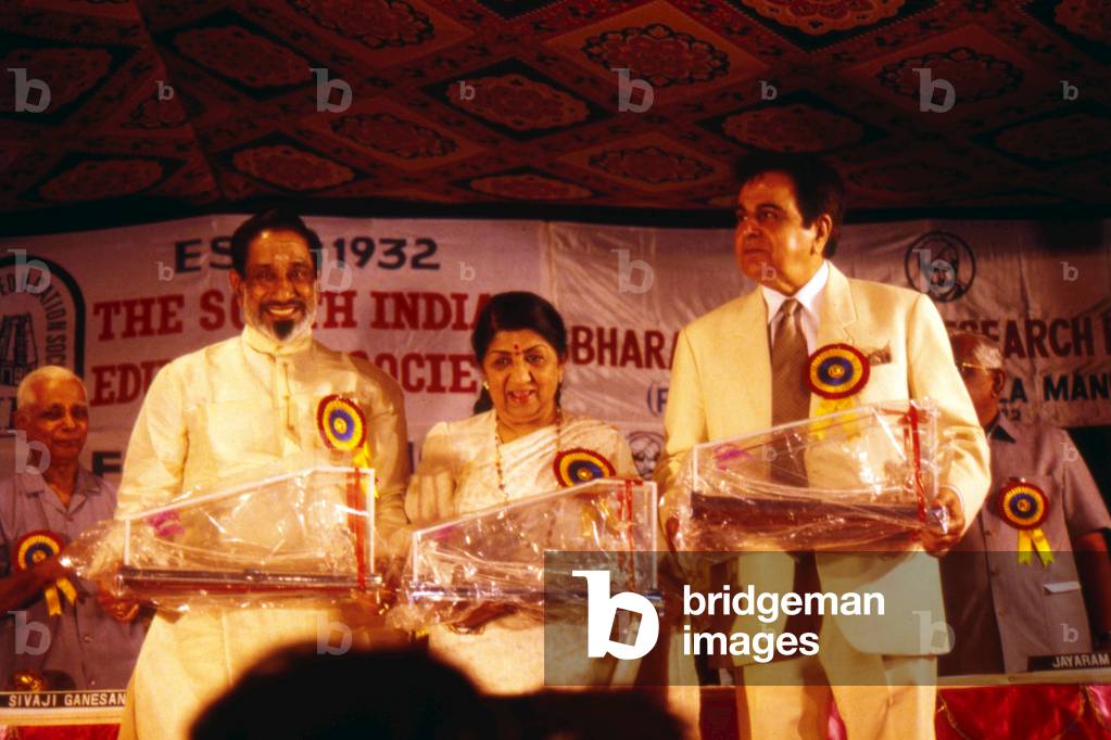 Lata Mangeshkar and Dilip Kumar at an award function, India (photo)