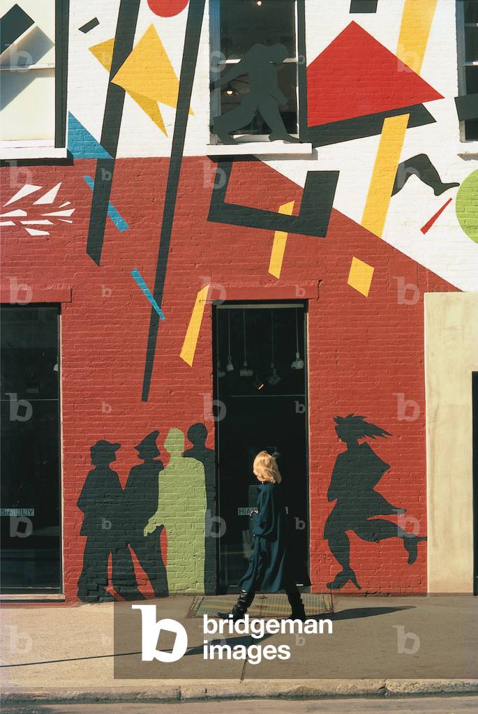 Street in art galleries district of Manhattan (photo)