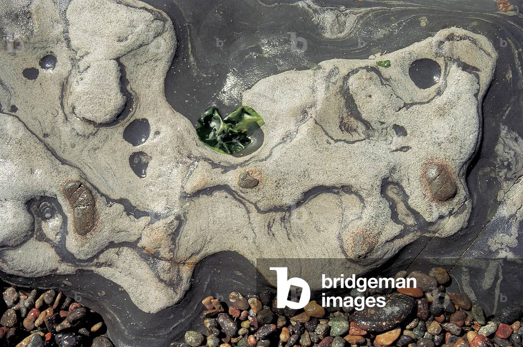 Rock and pebbles (photo)