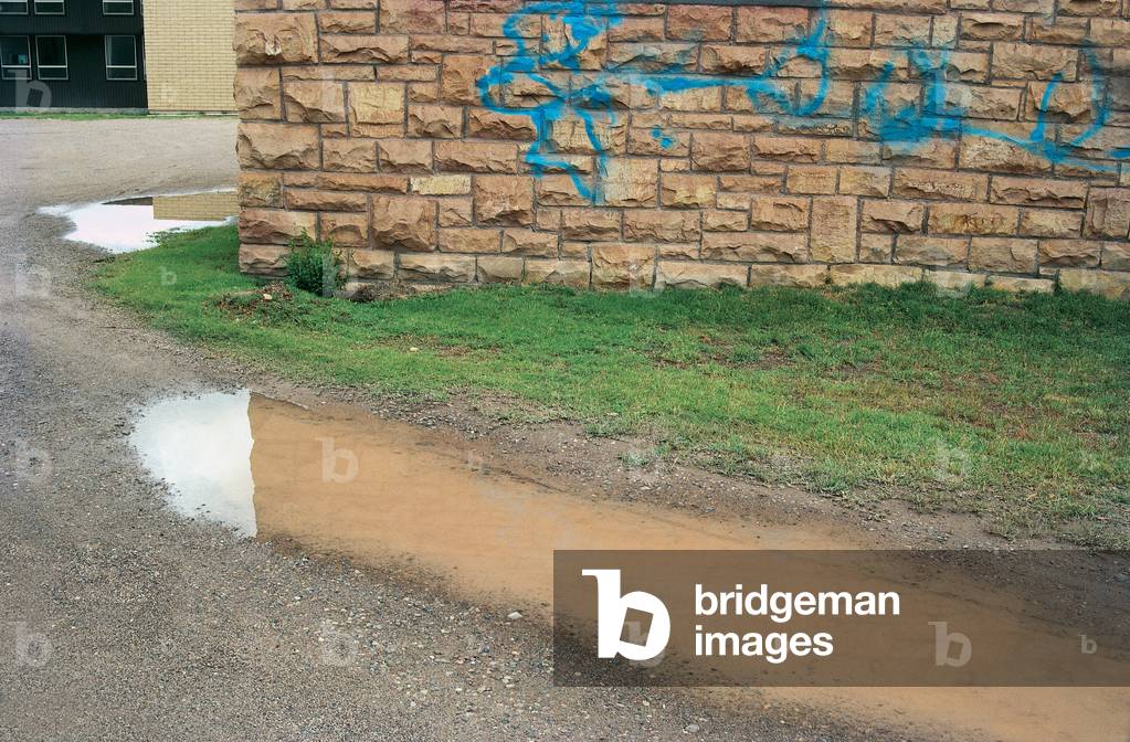 Blue graffiti at puddle (photo)