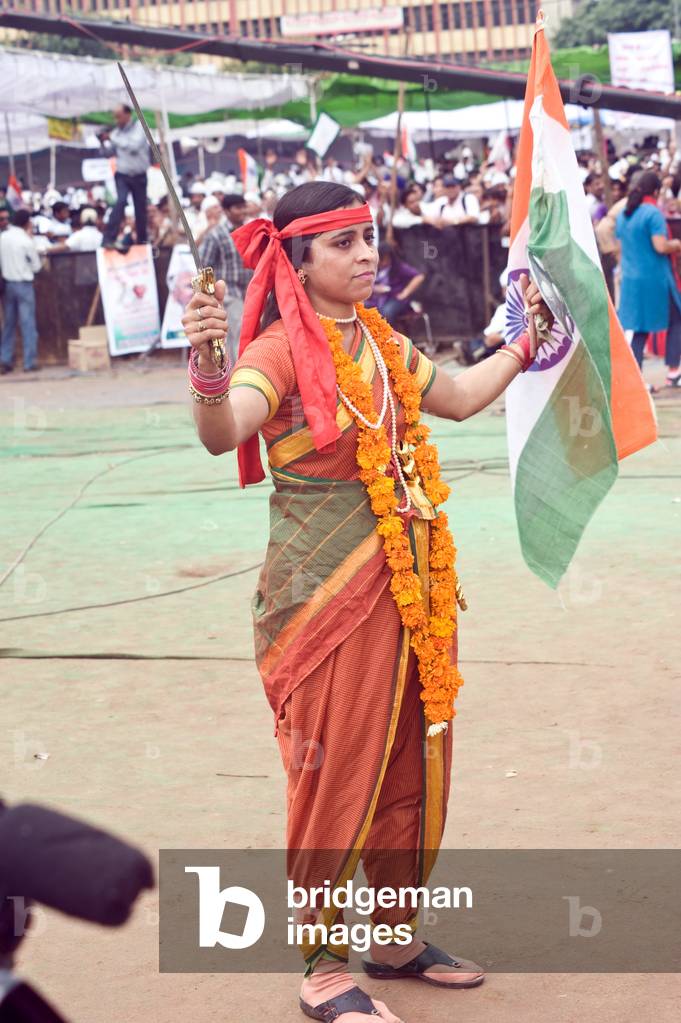 Anna Hazare Supporters; a woman dressed in jhansi ki rani at Ramlila Maidan, India (photo)