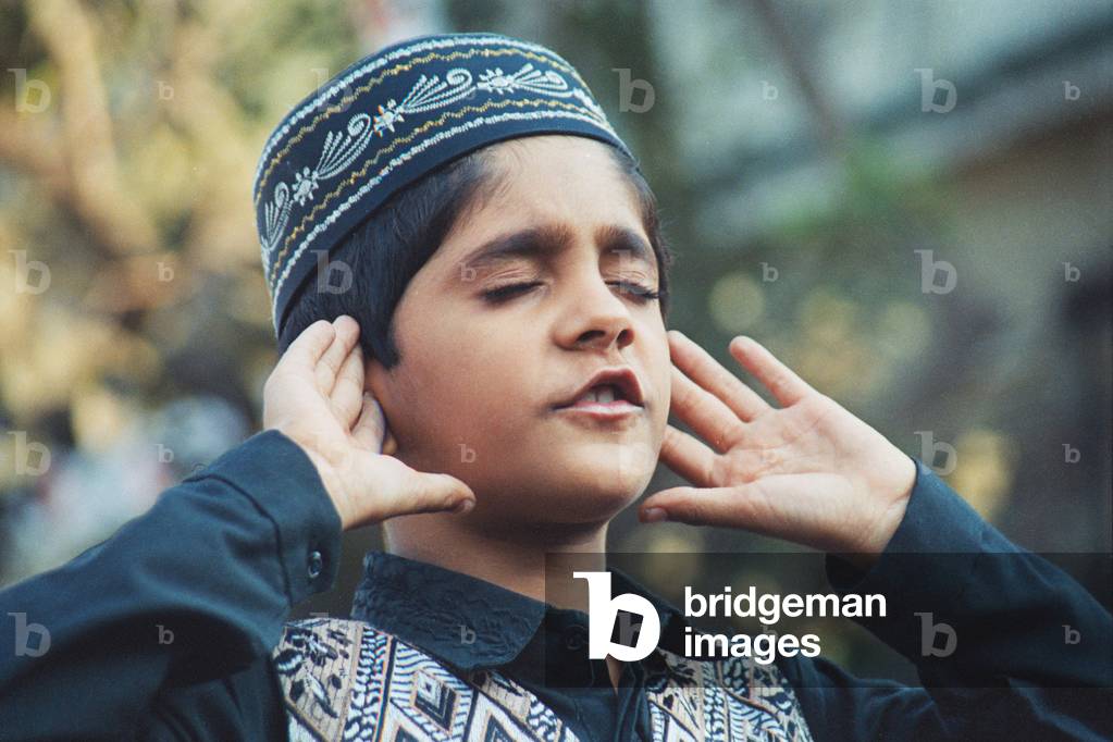Boy praying at Babri Masjid, Ayodhya, India (photo)