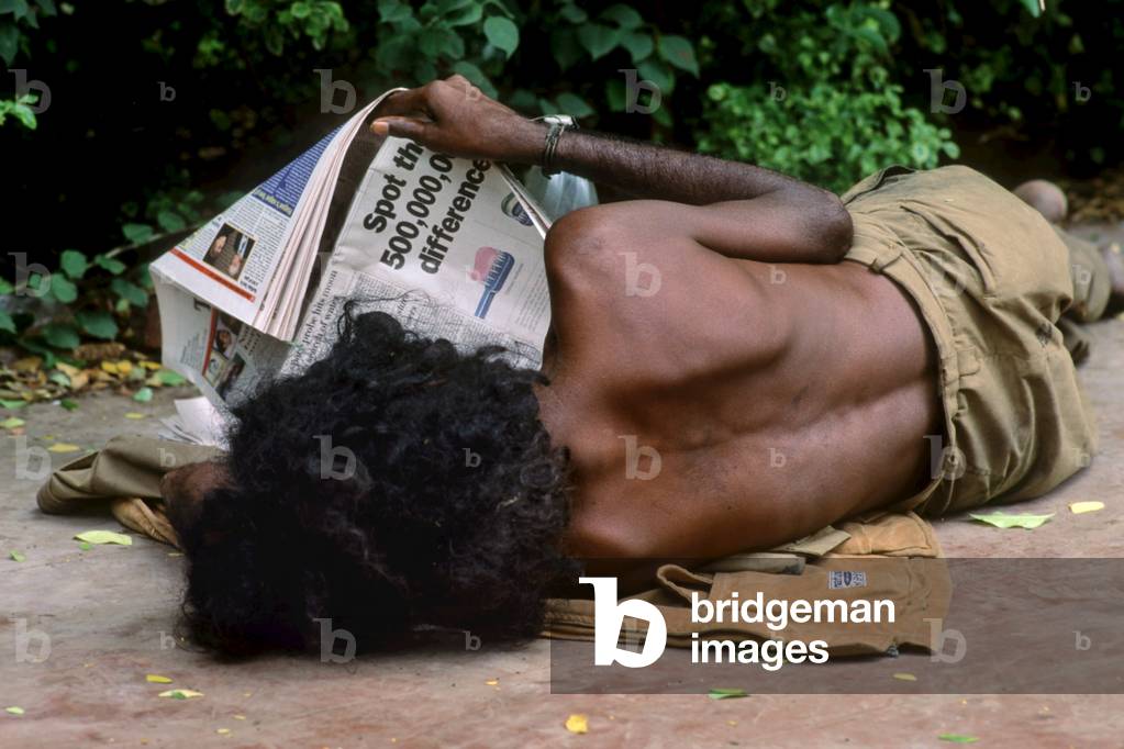 Beggars reading English newspaper (photo)