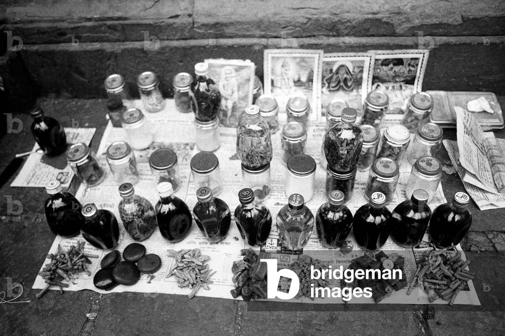 Ayurveda herbs and medicines pavement shop, Mumbai, Maharashtra, India, 1978 (b/w photo)