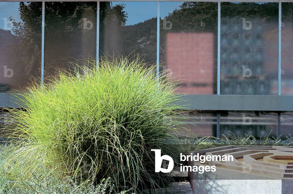 The fountain of grass with overlapping concrete hexagons, Lucerne (photo)