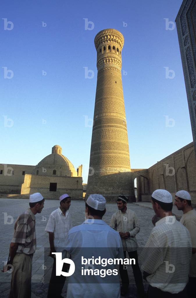 Muslim worshippers gathered outside the Kalon Mosque and Minaret, Bukhara, Uzbekistan, 2004 (photo)