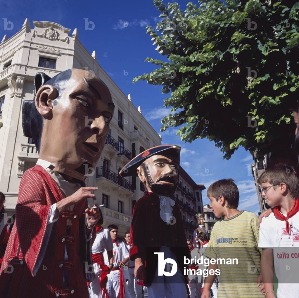 Procession of Giants  and Giant Heads (photo)