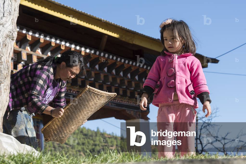 A mother and her young daughter, Paro, Bhutan (photo)