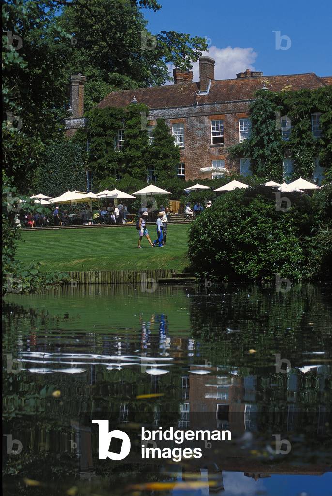 Pashley Manor gardens, East Sussex, England (photo)