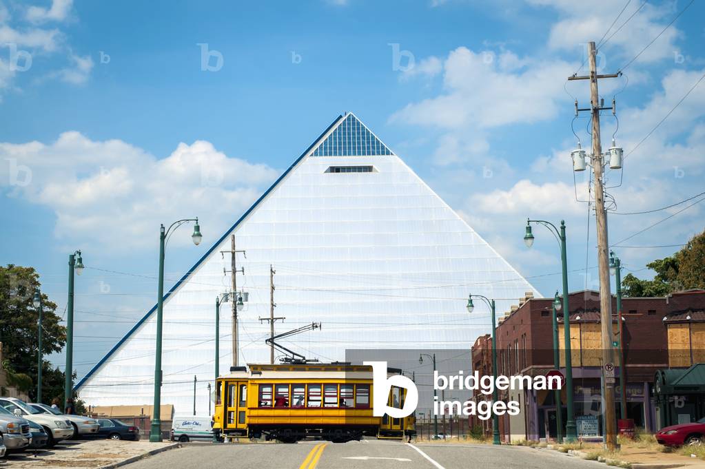 USA, Tennessee, the Pyramid with passing streetcar, Memphis (photo)