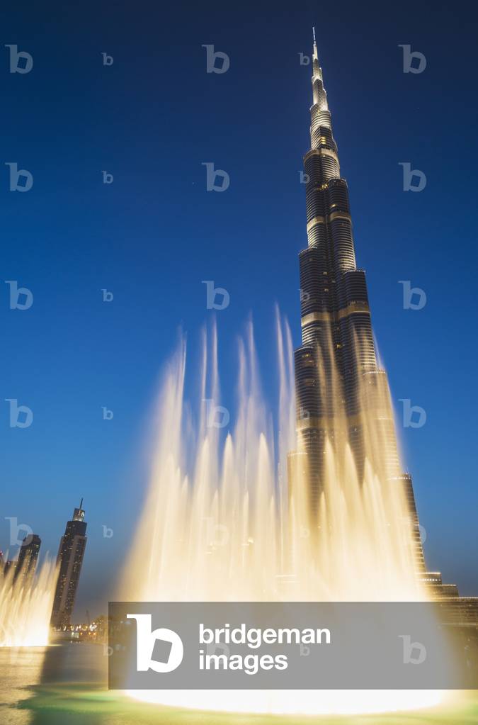 Fountain display in front of the Burj Khalifa at sunset, Dubai, United Arab Emirates (photo)
