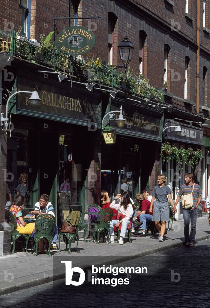 Temple Bar,Dublin,Co Dublin,Ireland;Pedestrians In Temple Bar (photo)