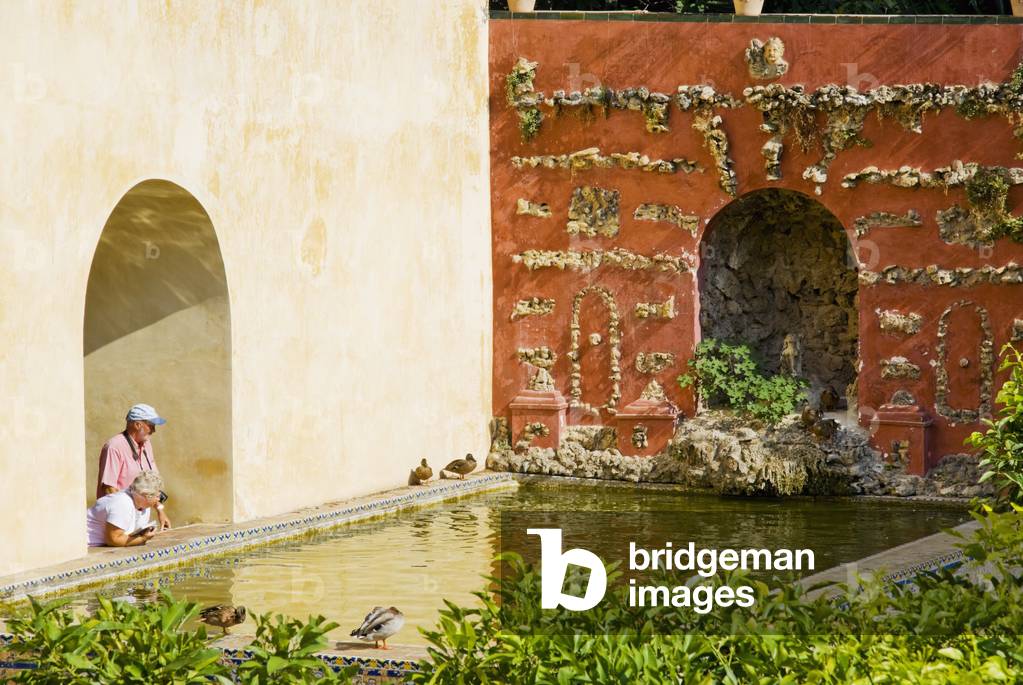 Tourists on Palace Courtyard (photo)