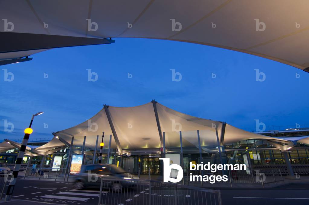 UK, England, Heathrow Airport Terminal 5 Building Dusk (photo)