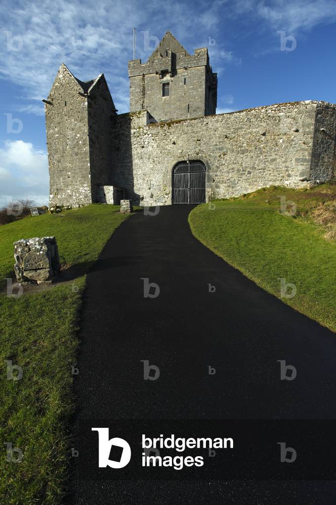 Dunguaire Castle; Kinvara, County Galway, Ireland (photo)