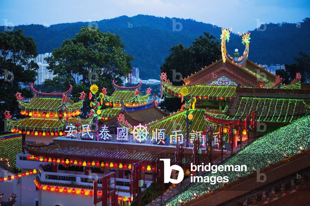 The fantastic lighting of Kek Lok Si Temple, Penang, Malaysia (photo)