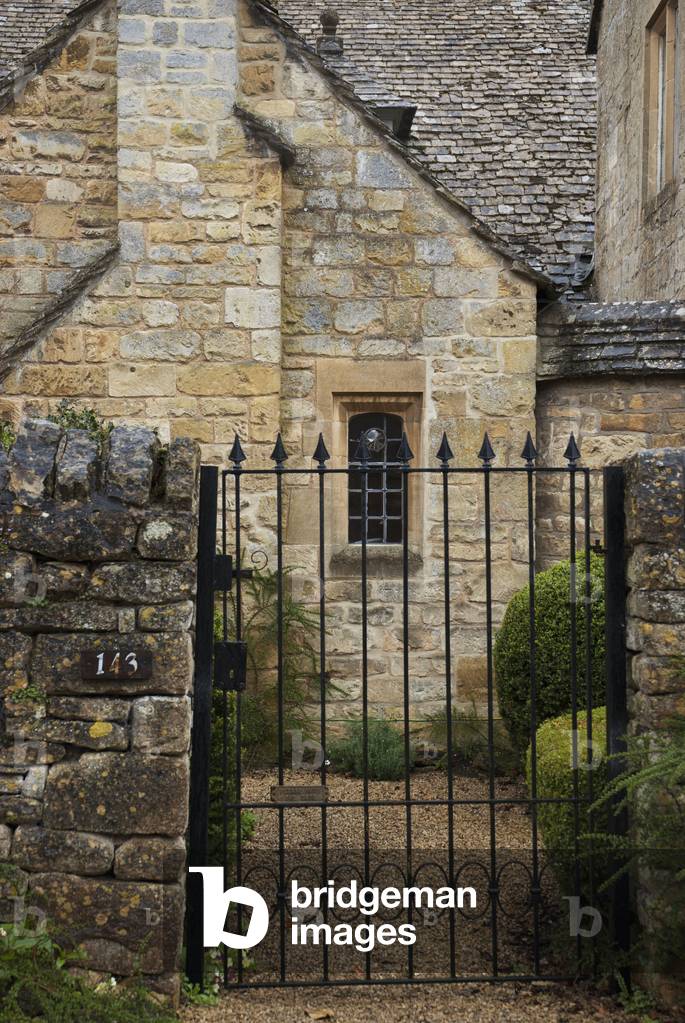 UK, Cotswolds, Broadway, Western Cotswolds, Old cottage entrance (photo)