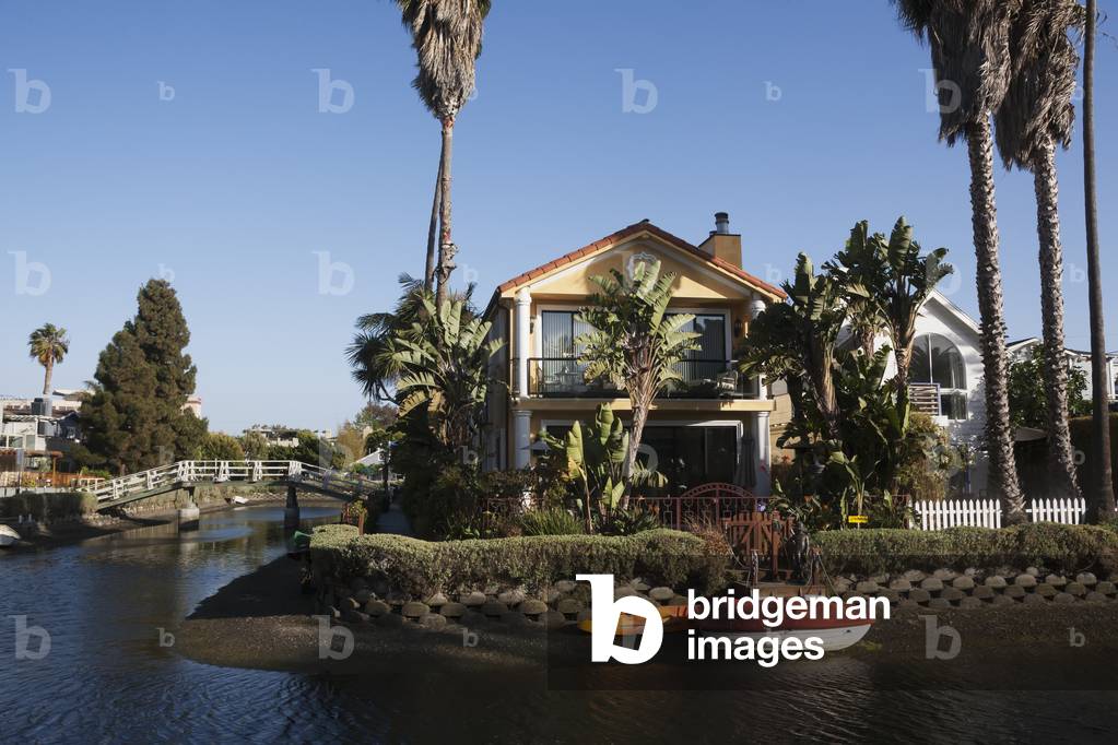 Houses along a river, California, USA (photo)