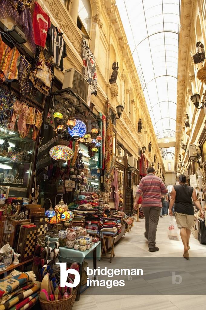 Turkey, Tourists walking in market, Istanbul (photo)