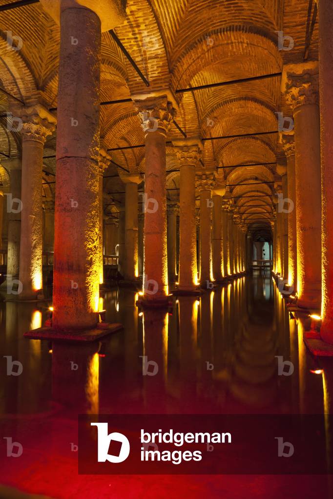 The inside of Basilica Cistern in Sultanahmet, Istanbul, Turkey (photo)