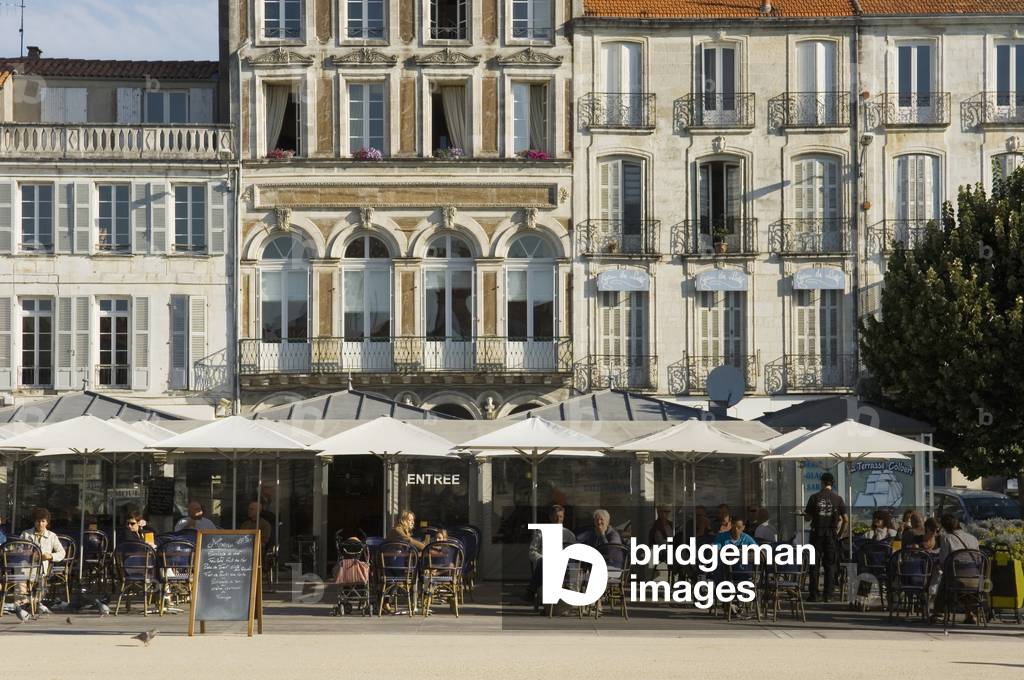 Pavement cafes, Rochefort, Poitou-Charentes, France (photo)
