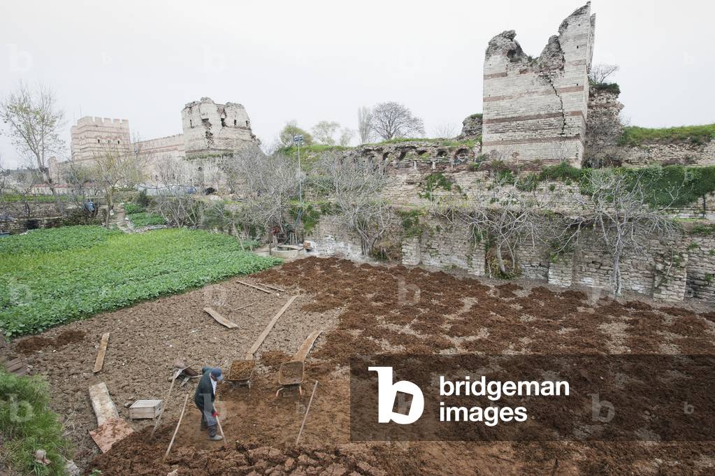 Building ruins, Istanbul, Turkey (photo)