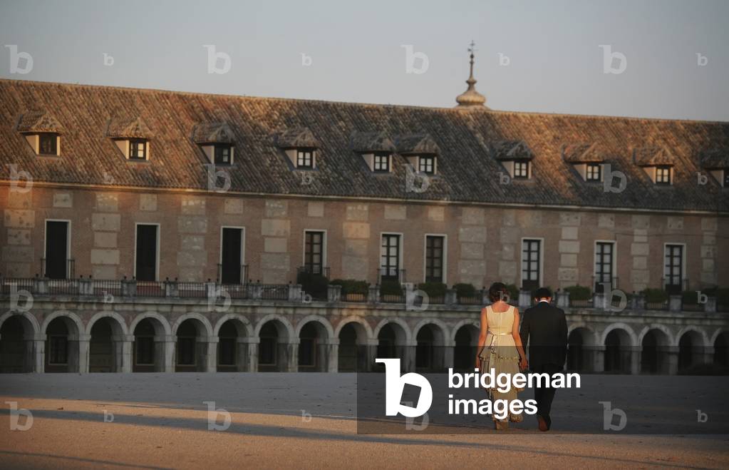 Couple Walking in Grounds of Royal Palace in Aranjuez at Dusk, Madrid, Spain (photo)
