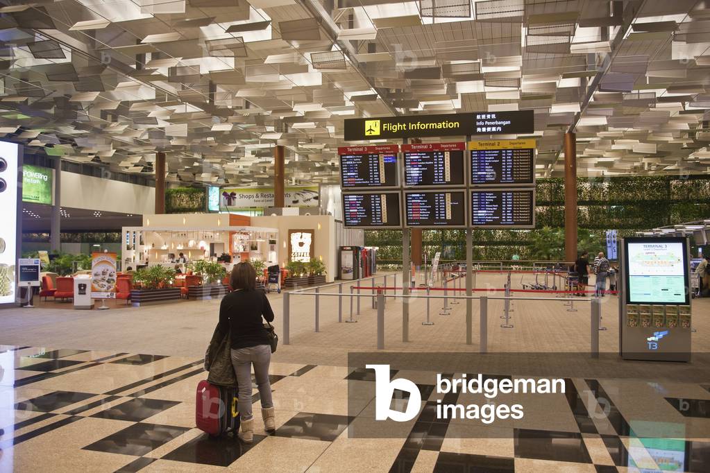 Interior of an airport terminal, Singapore (photo)