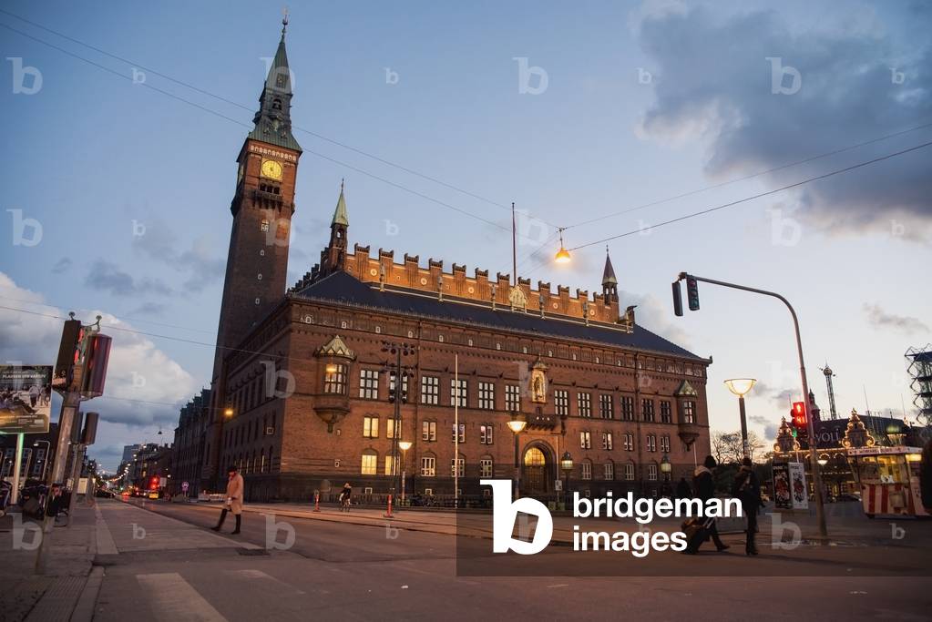 Denmark, View of city hall and square at dusk, Copenhagen (photo)
