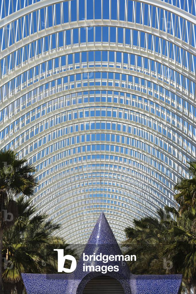 View of Umbracle, Sculpture and Palm Trees in Ciudad De Las Artes Y Las Ciencias (City of Arts and Sciences), Valencia, Spain (photo)