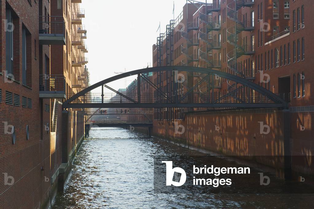 Arched bridge over a canal between buildings, Hamburg, Germany (photo)