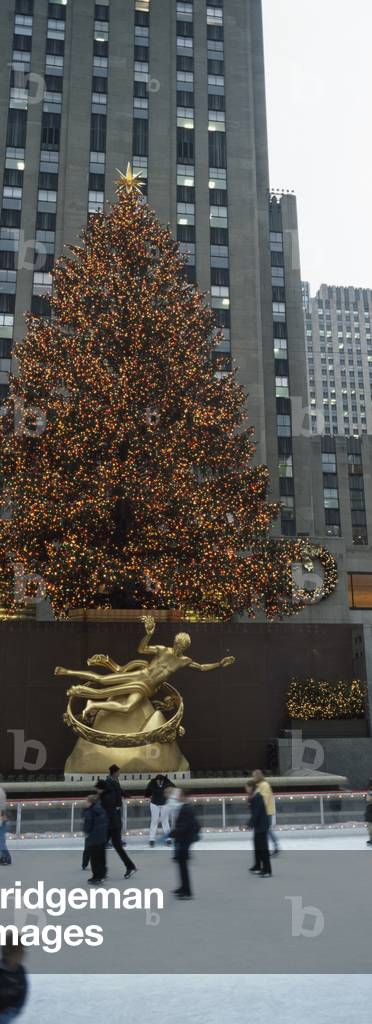 Christmas Tree, Skaters on ice rink, New York, USA (photo)