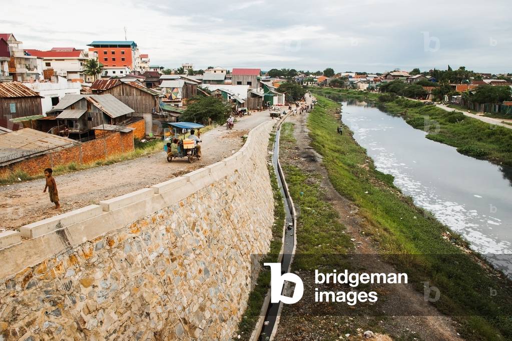 River running through slums, Phnom Penh, Cambodia (photo)