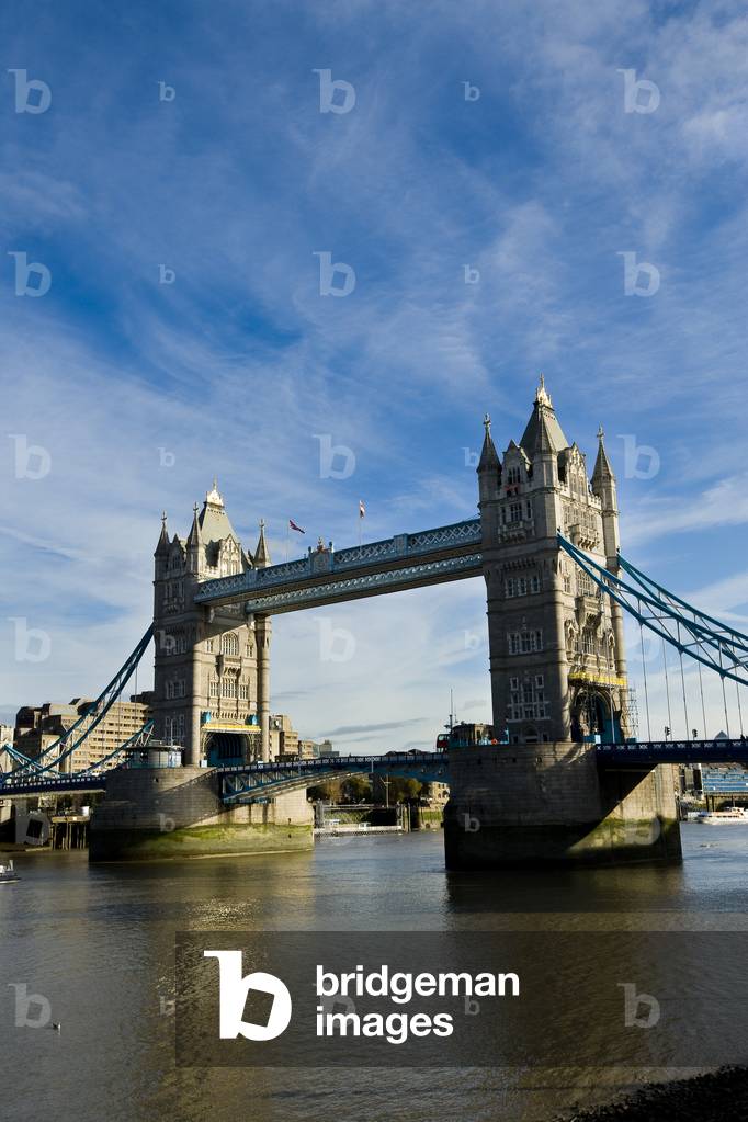 Tower bridge on the river Thames, London, England (photo)