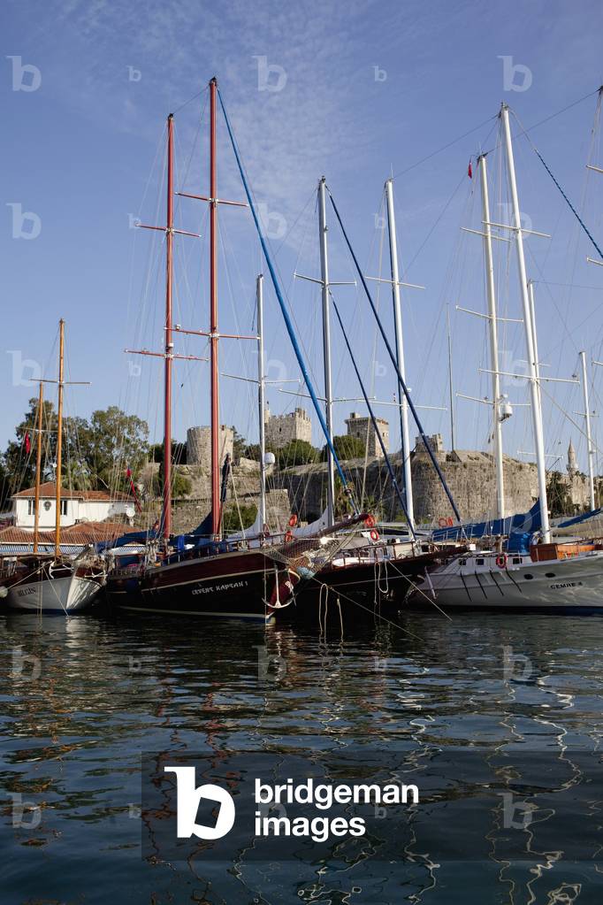 Turkey, Behind Is Bodrum Castle, Bodrum, Gulet Boats Lined Up in Harbour of Bodrum Bay (photo)