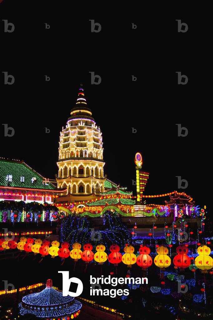 The fantastic lighting of Kek Lok Si Temple, Penang, Malaysia (photo)
