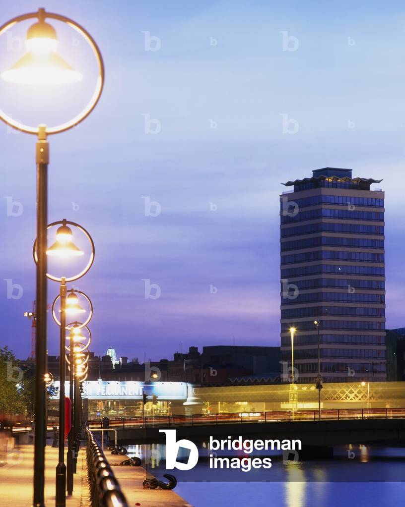 Dublin City, Co Dublin, Ireland, River Liffey, View Of Liberty Hall At Night (photo)