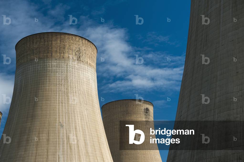 UK, Large cooling towers from Ratcliffe-on-Soar power station, Nottinghamshire (photo)