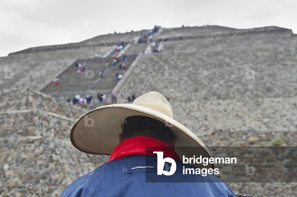 Man wearing sombrero in front of the Pyramid of the Sun at Teotihuacan, San Juan Teotihuacan, State of Mexico, Mexico (photo)