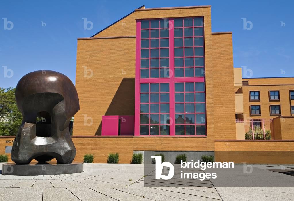 Max Pavelsky Residential Commons on University of Chicago Campus with Modern Art, Chicago, Illinois, USA (photo)