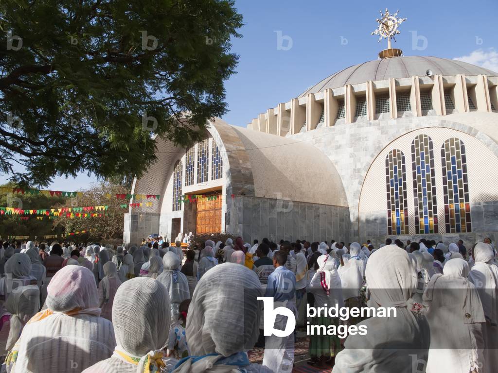 Pilgrims celebrating Good Friday (Siklet), St Mary of Zion cathedral, Axum, Tigray region, Ethiopia (photo)