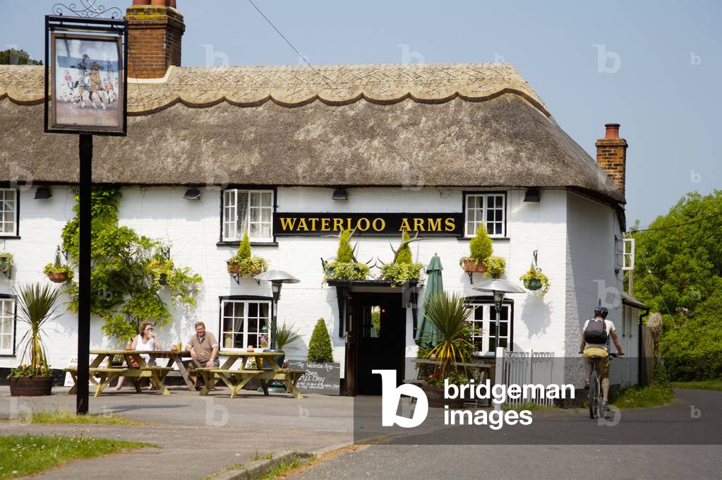 Traditional Pub, UK (photo)