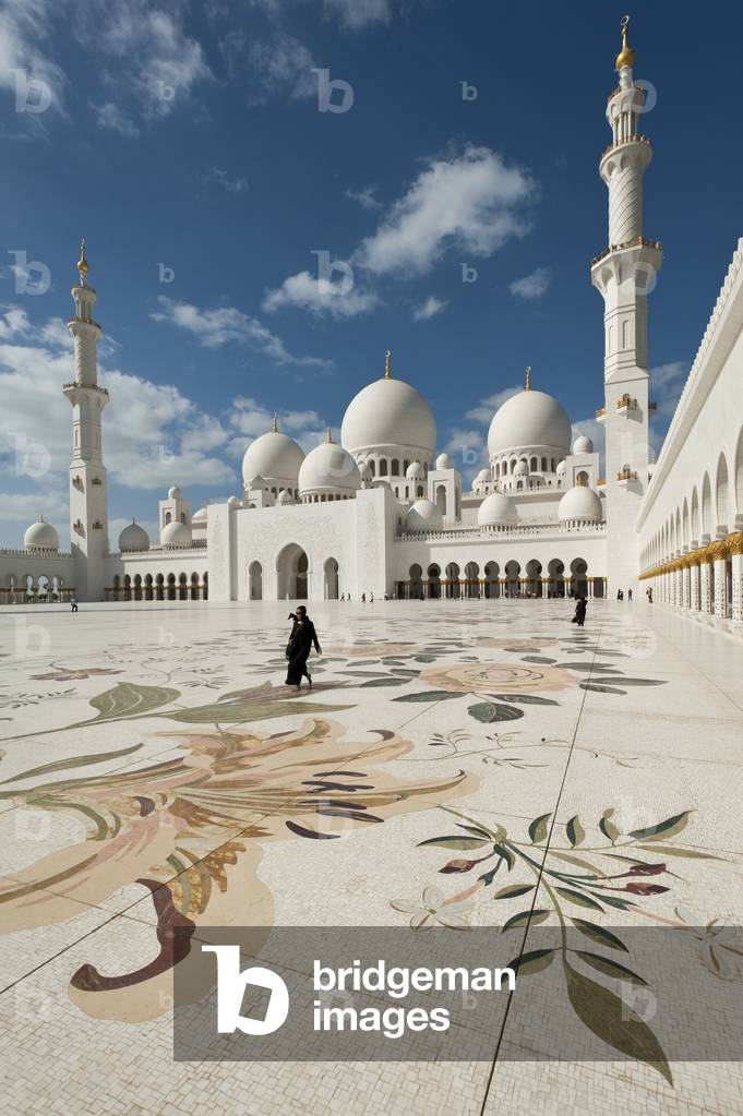 Courtyard of the Sheikh Zayed Grand Mosque, Abu Dhabi, United Arab Emirates (photo)