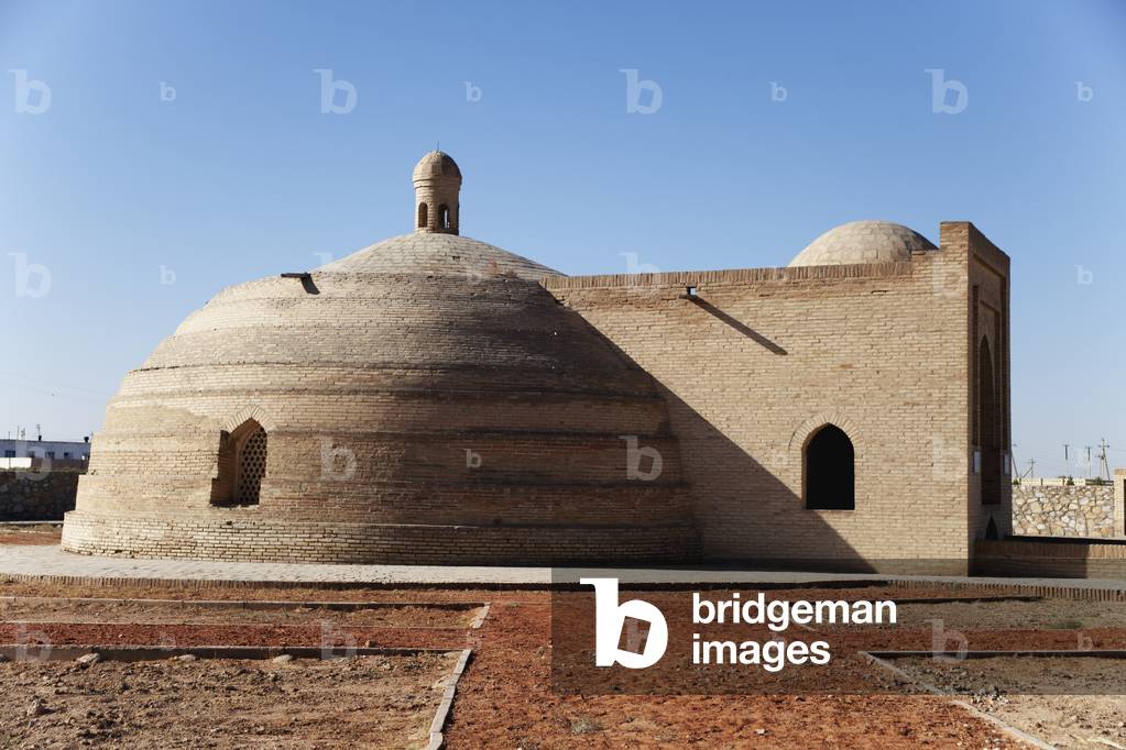 Old water cistern (Sardoba), Rabat-i Malik caravanserai, between Samarkand and Bukhara, Uzbekistan (photo)