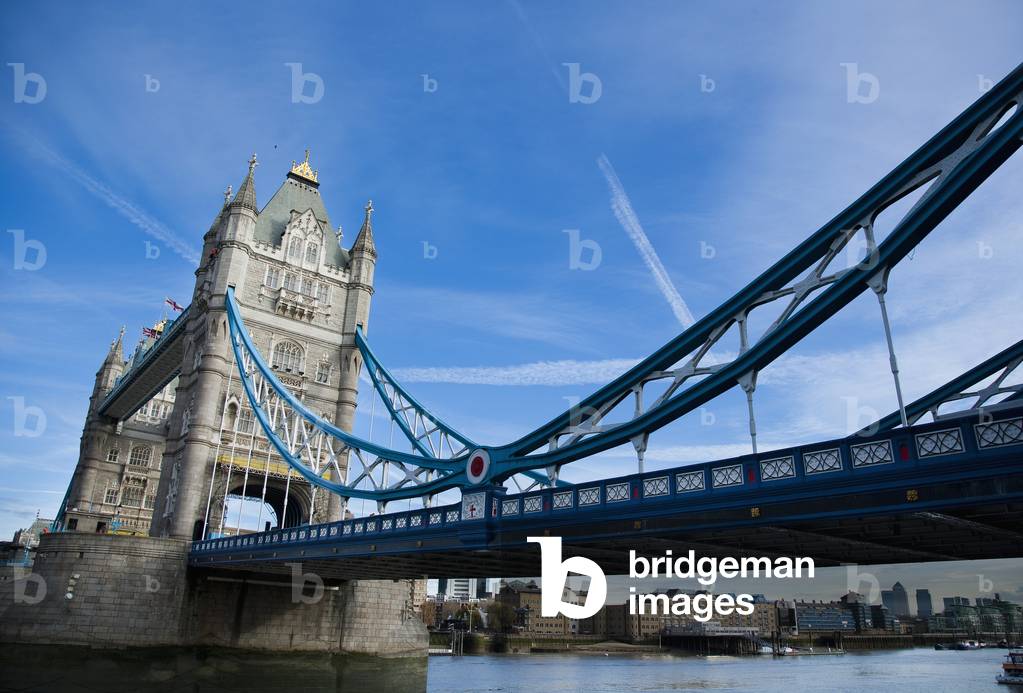 Tower bridge on the river Thames, London, England (photo)