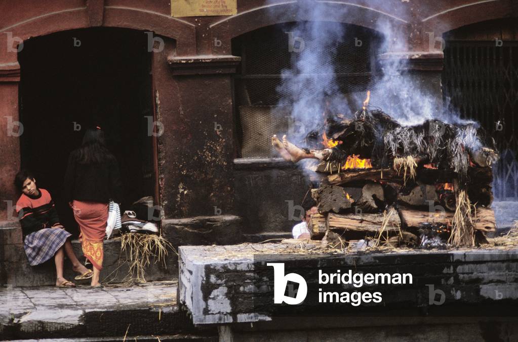 Watching While a Body Is Burned (photo)