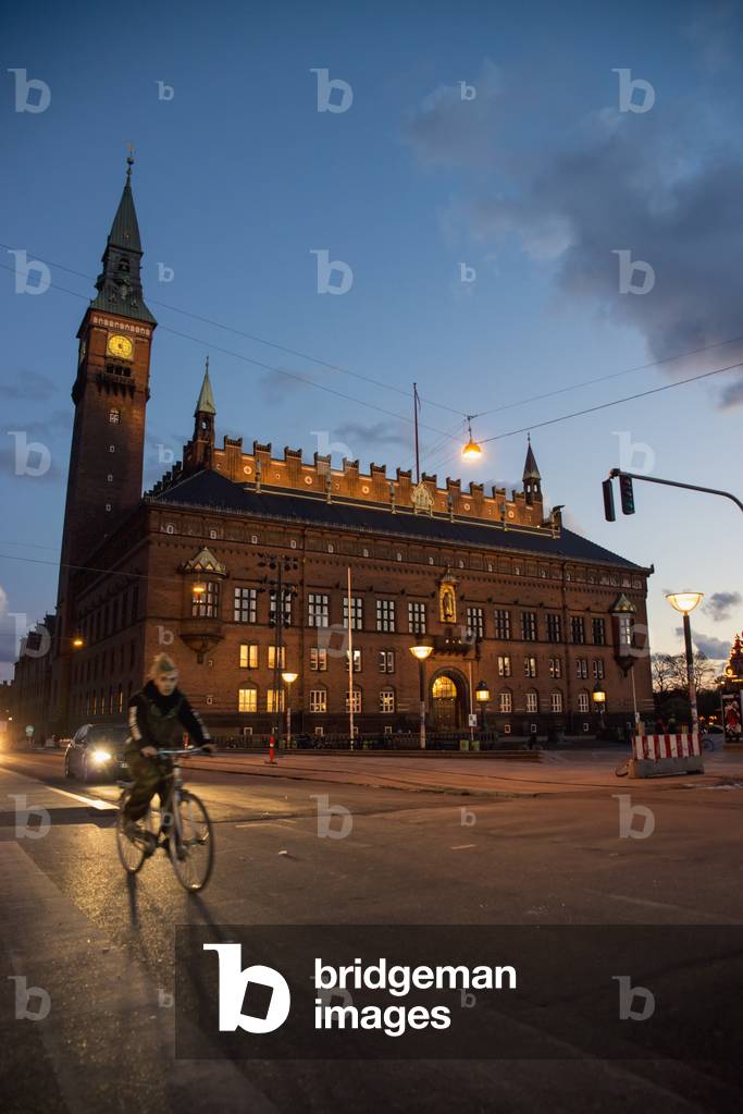 Denmark, View of city hall and square at dusk, Copenhagen (photo)